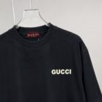 P75 gucc*古奇小logo刺绣 《区别通货面料》双纱纯棉上衣 7a抗菌短袖tee 上身十分舒适，男女同款半袖，落肩宽松版型 颜色: 黑色 白色 咖啡色 尺码：S（90-130斤） M（125-150斤） L（135-165斤） XL（160-190斤） XXL（185-220斤）