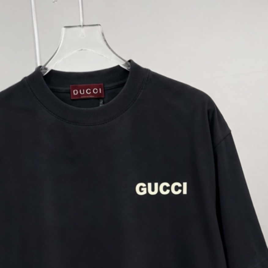 P75 gucc*古奇小logo刺绣 《区别通货面料》双纱纯棉上衣 7a抗菌短袖tee 上身十分舒适，男女同款半袖，落肩宽松版型 颜色: 黑色 白色 咖啡色 尺码：S（90-130斤） M（125-150斤） L（135-165斤） XL（160-190斤） XXL（185-220斤）
