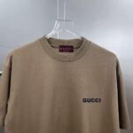P75 gucc*古奇小logo刺绣 《区别通货面料》双纱纯棉上衣 7a抗菌短袖tee 上身十分舒适，男女同款半袖，落肩宽松版型 颜色: 黑色 白色 咖啡色 尺码：S（90-130斤） M（125-150斤） L（135-165斤） XL（160-190斤） XXL（185-220斤）