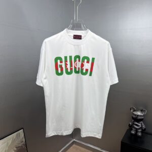 P80 gucc～古奇厚板滴胶字母 《区别通货面料》双纱纯棉 短袖tee 上身十分舒适，男女同款半袖，落肩宽松版型 颜色: 黑色 白色 咖啡色 尺码：S（90-130斤） M（125-150斤） L（135-165斤） XL（160-190斤） XXL（185-220斤）