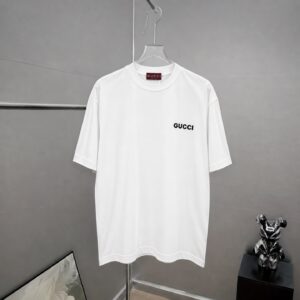 P75 gucc*古奇小logo刺绣 《区别通货面料》双纱纯棉上衣 7a抗菌短袖tee 上身十分舒适，男女同款半袖，落肩宽松版型 颜色: 黑色 白色 咖啡色 尺码：S（90-130斤） M（125-150斤） L（135-165斤） XL（160-190斤） XXL（185-220斤）