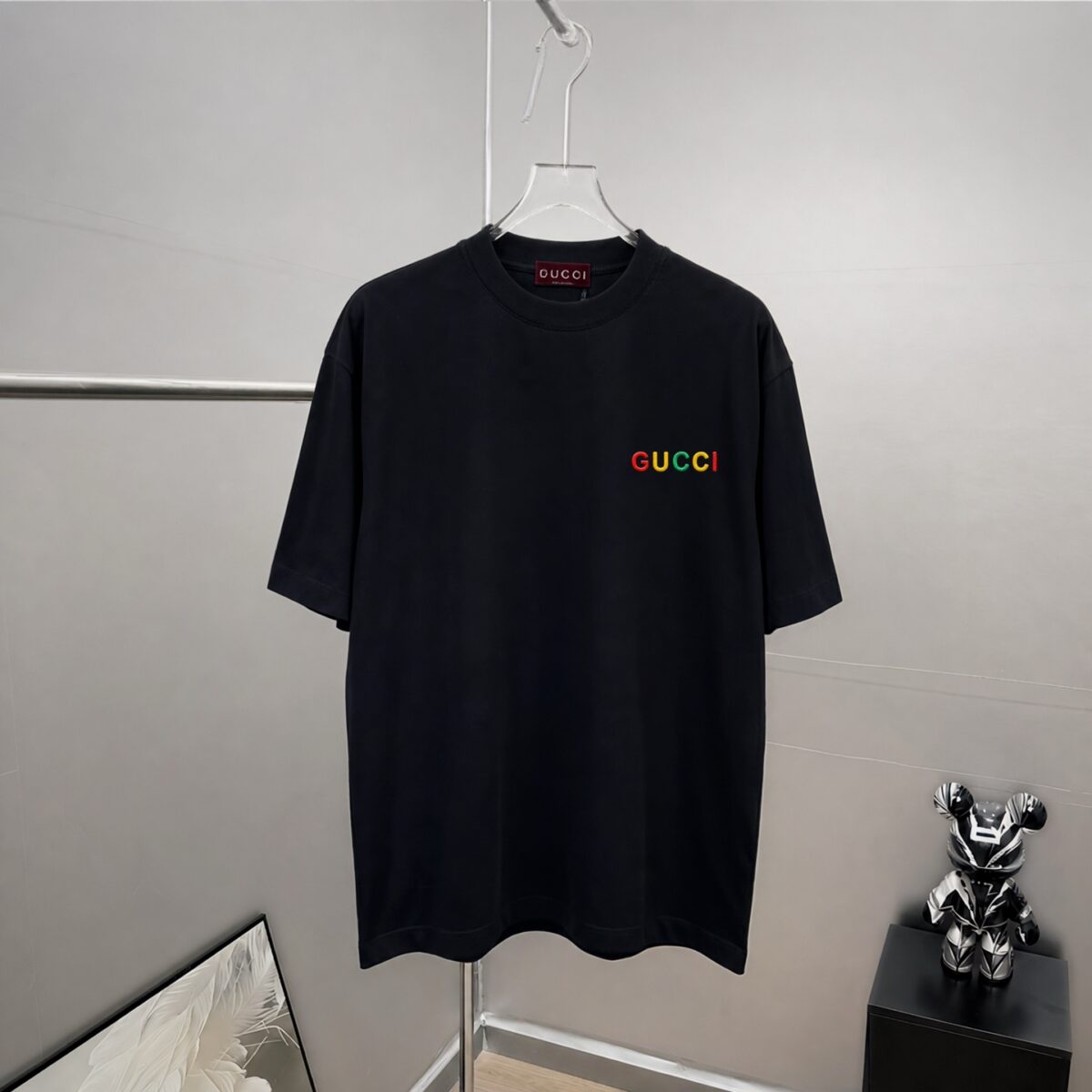 P75 gucc～ 古奇*刺绣logo 《区别通货面料》双纱纯棉，短袖tee 上身十分舒适，男女同款半袖，落肩宽松版型 颜色: 黑色 白色 咖啡色 尺码：S（90-130斤） M（125-150斤） L（135-165斤） XL（160-190斤） XXL（185-220斤）