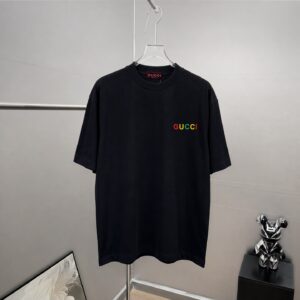 P75 gucc～ 古奇*刺绣logo 《区别通货面料》双纱纯棉，短袖tee 上身十分舒适，男女同款半袖，落肩宽松版型 颜色: 黑色 白色 咖啡色 尺码：S（90-130斤） M（125-150斤） L（135-165斤） XL（160-190斤） XXL（185-220斤）