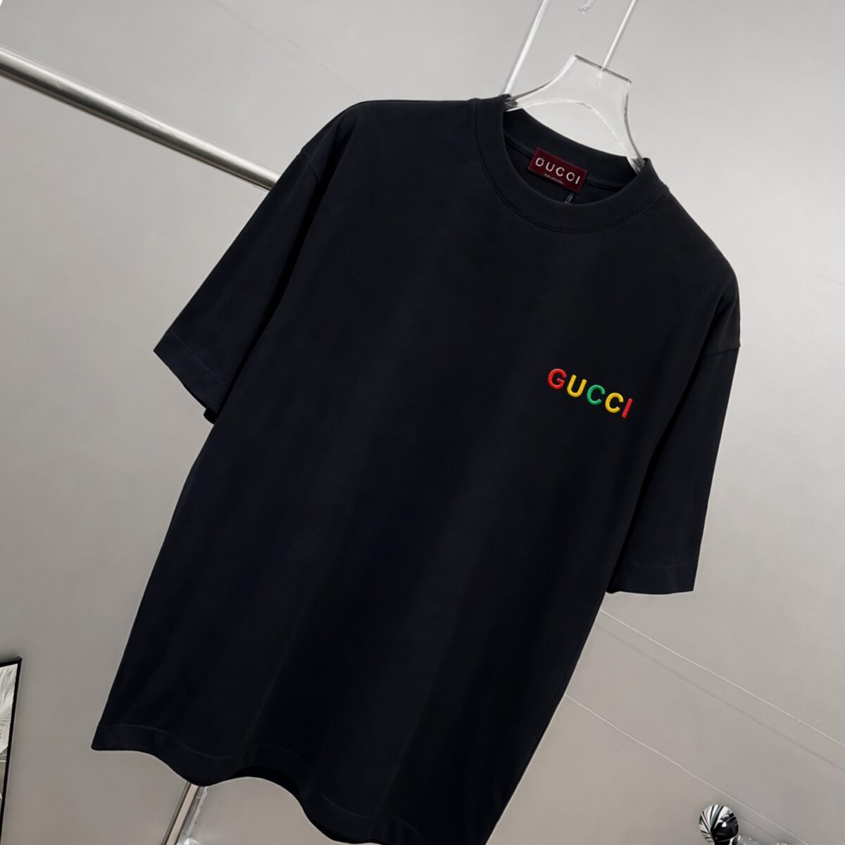 P75 gucc～ 古奇*刺绣logo 《区别通货面料》双纱纯棉，短袖tee 上身十分舒适，男女同款半袖，落肩宽松版型 颜色: 黑色 白色 咖啡色 尺码：S（90-130斤） M（125-150斤） L（135-165斤） XL（160-190斤） XXL（185-220斤）