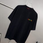 P75 gucc～ 古奇*刺绣logo 《区别通货面料》双纱纯棉，短袖tee 上身十分舒适，男女同款半袖，落肩宽松版型 颜色: 黑色 白色 咖啡色 尺码：S（90-130斤） M（125-150斤） L（135-165斤） XL（160-190斤） XXL（185-220斤）