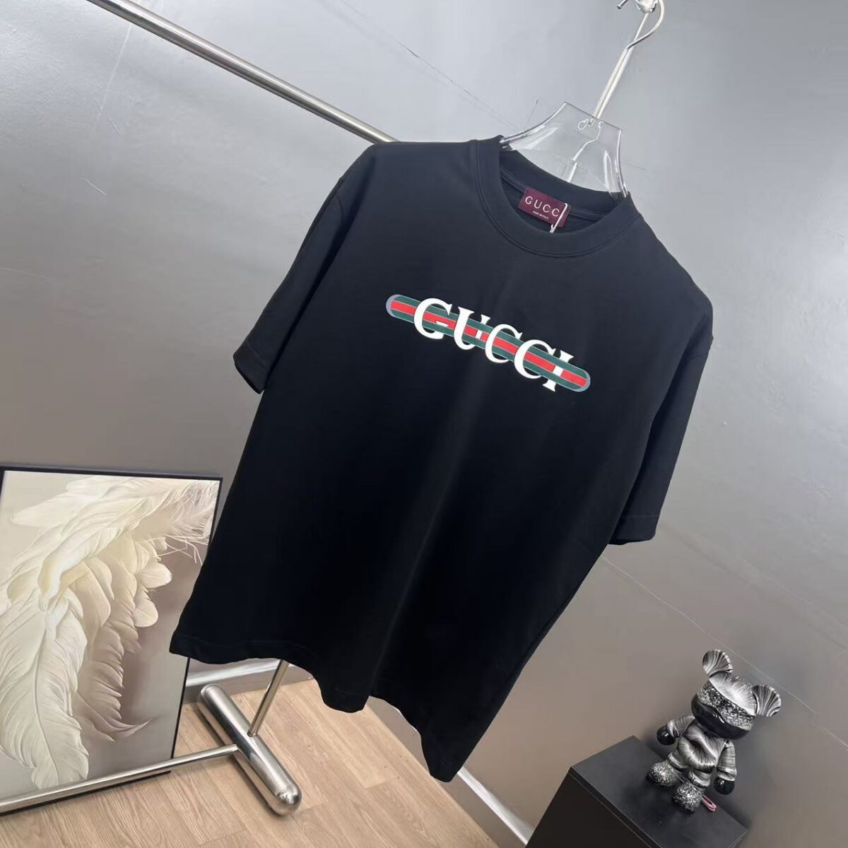 weigou_209785_1_93c9ac60eb P80 gucc~ 古奇厚板滴胶 《区别通货面料》 双纱平纹,紧密纱线短袖T恤上身十分舒适,男女同款半袖,落肩宽松版型 颜色: 黑色 白色 咖啡色 尺码:S(90-130斤) M(125-150斤) L(135-165斤) XL(160-190斤) XXL(185-220斤)