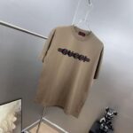 weigou_209826_1_10f356e9b0 P80 gucc~ 古奇厚板滴胶 《区别通货面料》 双纱平纹,紧密纱线短袖T恤上身十分舒适,男女同款半袖,落肩宽松版型 颜色: 黑色 白色 咖啡色 尺码:S(90-130斤) M(125-150斤) L(135-165斤) XL(160-190斤) XXL(185-220斤)