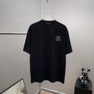 P75 gucc～ 古奇*刺绣logo 《区别通货面料》双纱纯棉，短袖tee 上身十分舒适，男女同款半袖，落肩宽松版型 颜色: 黑色 白色 咖啡色 尺码：S（90-130斤） M（125-150斤） L（135-165斤） XL（160-190斤） XXL（185-220斤）