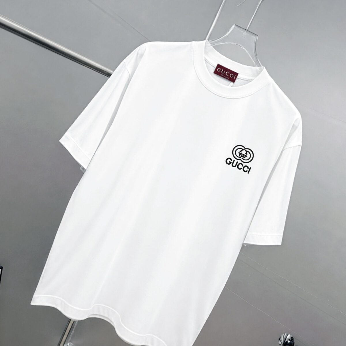 P75 gucc～ 古奇*刺绣logo 《区别通货面料》双纱纯棉，短袖tee 上身十分舒适，男女同款半袖，落肩宽松版型 颜色: 黑色 白色 咖啡色 尺码：S（90-130斤） M（125-150斤） L（135-165斤） XL（160-190斤） XXL（185-220斤）