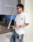 P75 gucc～ 古奇*刺绣logo 《区别通货面料》双纱纯棉，短袖tee 上身十分舒适，男女同款半袖，落肩宽松版型 颜色: 黑色 白色 咖啡色 尺码：S（90-130斤） M（125-150斤） L（135-165斤） XL（160-190斤） XXL（185-220斤）