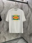 P70 古驰 # 顶级专柜同步短袖T恤（微宽松版型） 采用客供进口100%-32支双股新疆棉面料制成，专柜原版面料，品牌辨识度超级强，高街与精致风情十足，绝对能成为高街出镜不二之选，面料质地厚实，质感和舒适感方面极具话语权，手感细腻 穿着舒适，上身效果炒鸡好。纯棉材质，这种棉很特别，手感是很柔润的，双面肌理，真的是这么久第一次拿到这样的机能面料，真呀真的好！不是烂大街的款和料，直男们一定喜欢！ 两色发售：白色 黑色 码数：S M L XL 2XL