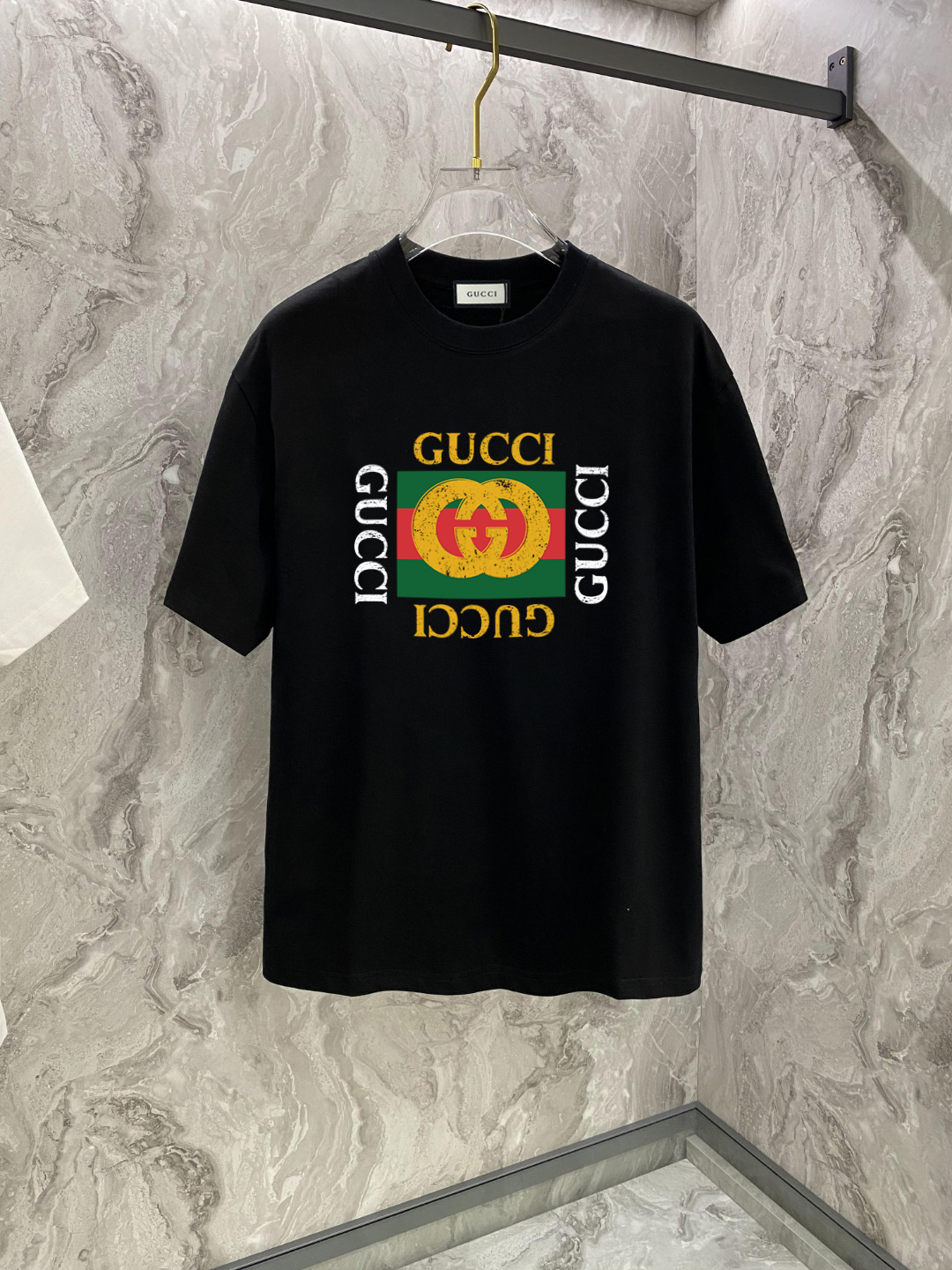P70 古驰 # 顶级专柜同步短袖T恤（微宽松版型） 采用客供进口100%-32支双股新疆棉面料制成，专柜原版面料，品牌辨识度超级强，高街与精致风情十足，绝对能成为高街出镜不二之选，面料质地厚实，质感和舒适感方面极具话语权，手感细腻 穿着舒适，上身效果炒鸡好。纯棉材质，这种棉很特别，手感是很柔润的，双面肌理，真的是这么久第一次拿到这样的机能面料，真呀真的好！不是烂大街的款和料，直男们一定喜欢！ 两色发售：白色 黑色 码数：S M L XL 2XL