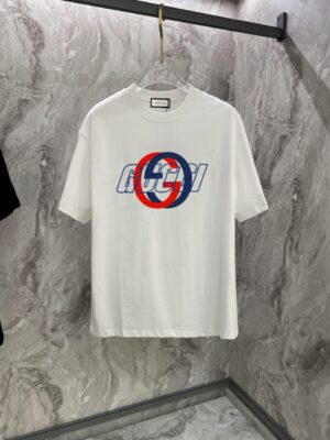 P70 古奇 # 顶级专柜同步短袖T恤（宽松版型） 采用客供进口100%-32支双股新疆棉面料制成，专柜原版面料，品牌辨识度超级强，高街与精致风情十足，绝对能成为高街出镜不二之选，面料质地厚实，质感和舒适感方面极具话语权，手感细腻 穿着舒适，上身效果炒鸡好。纯棉材质，这种棉很特别，手感是很柔润的，双面肌理，真的是这么久第一次拿到这样的机能面料，真呀真的好！不是烂大街的款和料，直男们一定喜欢！ 两色发售：白色 黑色 码数：S M L XL 2XL