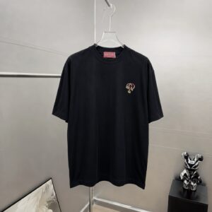 P75 gucc～ 古奇*刺绣logo 《区别通货面料》双纱纯棉，短袖tee 上身十分舒适，男女同款半袖，落肩宽松版型 颜色: 黑色 白色 咖啡色 尺码：S（90-130斤） M（125-150斤） L（135-165斤） XL（160-190斤） XXL（185-220斤）