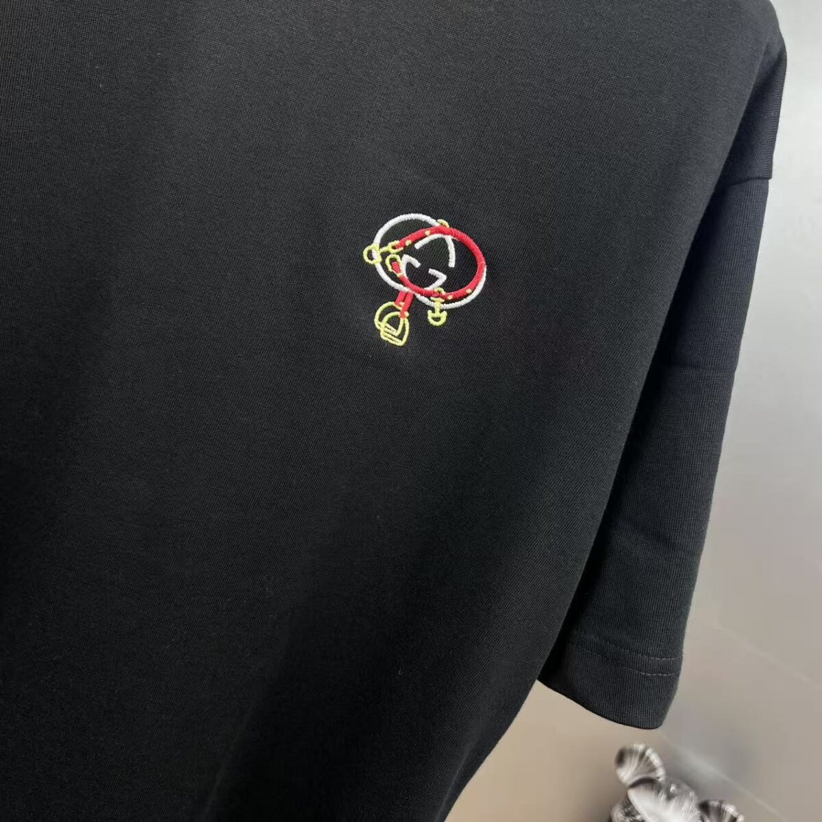 weigou_210023_3_a06e85ff80 P75 gucc~ 古奇*刺绣logo 《区别通货面料》双纱纯棉,短袖tee 上身十分舒适,男女同款半袖,落肩宽松版型 颜色: 黑色 白色 咖啡色 尺码:S(90-130斤) M(125-150斤) L(135-165斤) XL(160-190斤) XXL(185-220斤)