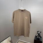 P75 gucc～ 古奇*刺绣logo 《区别通货面料》双纱纯棉，短袖tee 上身十分舒适，男女同款半袖，落肩宽松版型 颜色: 黑色 白色 咖啡色 尺码：S（90-130斤） M（125-150斤） L（135-165斤） XL（160-190斤） XXL（185-220斤）