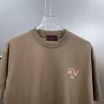P75 gucc～ 古奇*刺绣logo 《区别通货面料》双纱纯棉，短袖tee 上身十分舒适，男女同款半袖，落肩宽松版型 颜色: 黑色 白色 咖啡色 尺码：S（90-130斤） M（125-150斤） L（135-165斤） XL（160-190斤） XXL（185-220斤）