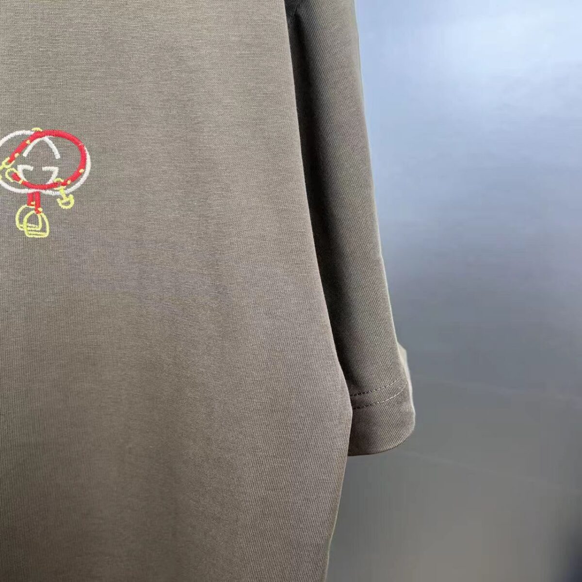 P75 gucc～ 古奇*刺绣logo 《区别通货面料》双纱纯棉，短袖tee 上身十分舒适，男女同款半袖，落肩宽松版型 颜色: 黑色 白色 咖啡色 尺码：S（90-130斤） M（125-150斤） L（135-165斤） XL（160-190斤） XXL（185-220斤）