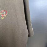 P75 gucc～ 古奇*刺绣logo 《区别通货面料》双纱纯棉，短袖tee 上身十分舒适，男女同款半袖，落肩宽松版型 颜色: 黑色 白色 咖啡色 尺码：S（90-130斤） M（125-150斤） L（135-165斤） XL（160-190斤） XXL（185-220斤）