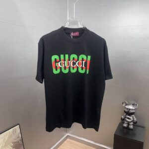 P80 gucc～古奇厚板滴胶字母 《区别通货面料》双纱纯棉 短袖tee 上身十分舒适，男女同款半袖，落肩宽松版型 颜色: 黑色 白色 咖啡色 尺码：S（90-130斤） M（125-150斤） L（135-165斤） XL（160-190斤） XXL（185-220斤）