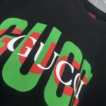 weigou_210088_4_cd84a5d823 P80 gucc~古奇厚板滴胶字母 《区别通货面料》双纱纯棉 短袖tee 上身十分舒适,男女同款半袖,落肩宽松版型 颜色: 黑色 白色 咖啡色 尺码:S(90-130斤) M(125-150斤) L(135-165斤) XL(160-190斤) XXL(185-220斤)