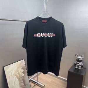 P80 gucc～ 古奇厚板滴胶 《区别通货面料》 7A抗菌短袖tee 上身十分舒适，男女同款半袖，落肩宽松版型 颜色: 黑色 白色 咖啡色 尺码：S（90-130斤） M（125-150斤） L（135-165斤） XL（160-190斤） XXL（185-220斤）