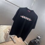 P80 gucc～ 古奇厚板滴胶 《区别通货面料》 7A抗菌短袖tee 上身十分舒适，男女同款半袖，落肩宽松版型 颜色: 黑色 白色 咖啡色 尺码：S（90-130斤） M（125-150斤） L（135-165斤） XL（160-190斤） XXL（185-220斤）