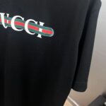 P80 gucc～ 古奇厚板滴胶 《区别通货面料》 7A抗菌短袖tee 上身十分舒适，男女同款半袖，落肩宽松版型 颜色: 黑色 白色 咖啡色 尺码：S（90-130斤） M（125-150斤） L（135-165斤） XL（160-190斤） XXL（185-220斤）