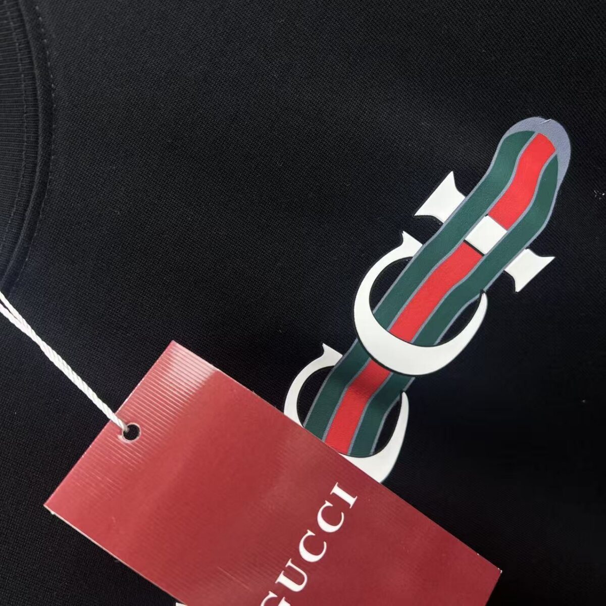 P80 gucc～ 古奇厚板滴胶 《区别通货面料》 7A抗菌短袖tee 上身十分舒适，男女同款半袖，落肩宽松版型 颜色: 黑色 白色 咖啡色 尺码：S（90-130斤） M（125-150斤） L（135-165斤） XL（160-190斤） XXL（185-220斤）