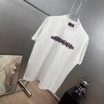 P80 gucc～ 古奇厚板滴胶 《区别通货面料》 7A抗菌短袖tee 上身十分舒适，男女同款半袖，落肩宽松版型 颜色: 黑色 白色 咖啡色 尺码：S（90-130斤） M（125-150斤） L（135-165斤） XL（160-190斤） XXL（185-220斤）