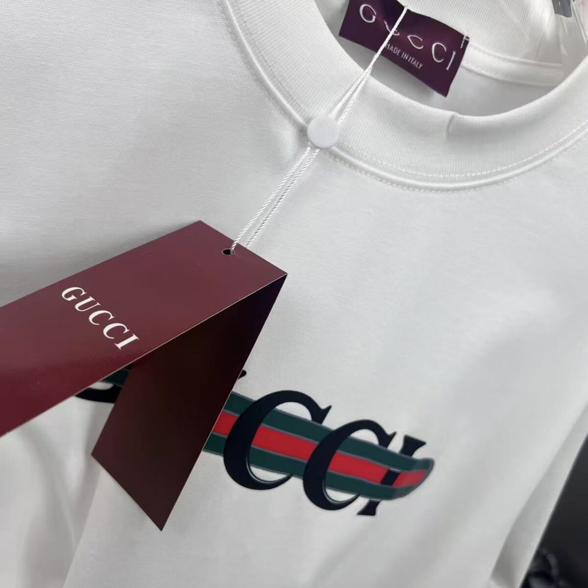 P80 gucc～ 古奇厚板滴胶 《区别通货面料》 7A抗菌短袖tee 上身十分舒适，男女同款半袖，落肩宽松版型 颜色: 黑色 白色 咖啡色 尺码：S（90-130斤） M（125-150斤） L（135-165斤） XL（160-190斤） XXL（185-220斤）