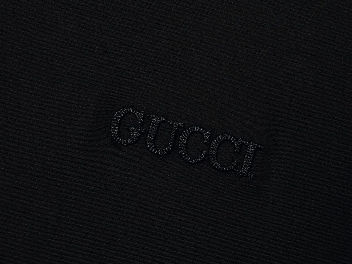 P75 🌸 古驰Gucci（7色可选） 专柜经典爆款 采用天丝棉面料 圆领短袖 简约设计，肌理感强，冰丝面料透气凉爽，修身剪裁利落，商务休闲都适配，高级耐看。 尺码：M，L，xL，XXL码 （身高173体重150 穿L码）