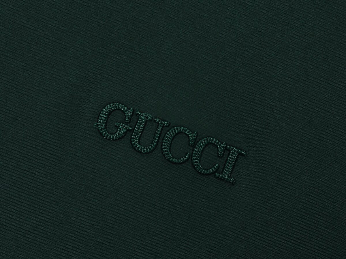 P75 🌸 古驰Gucci（7色可选） 专柜经典爆款 采用天丝棉面料 圆领短袖 简约设计，肌理感强，冰丝面料透气凉爽，修身剪裁利落，商务休闲都适配，高级耐看。 尺码：M，L，xL，XXL码 （身高173体重150 穿L码）
