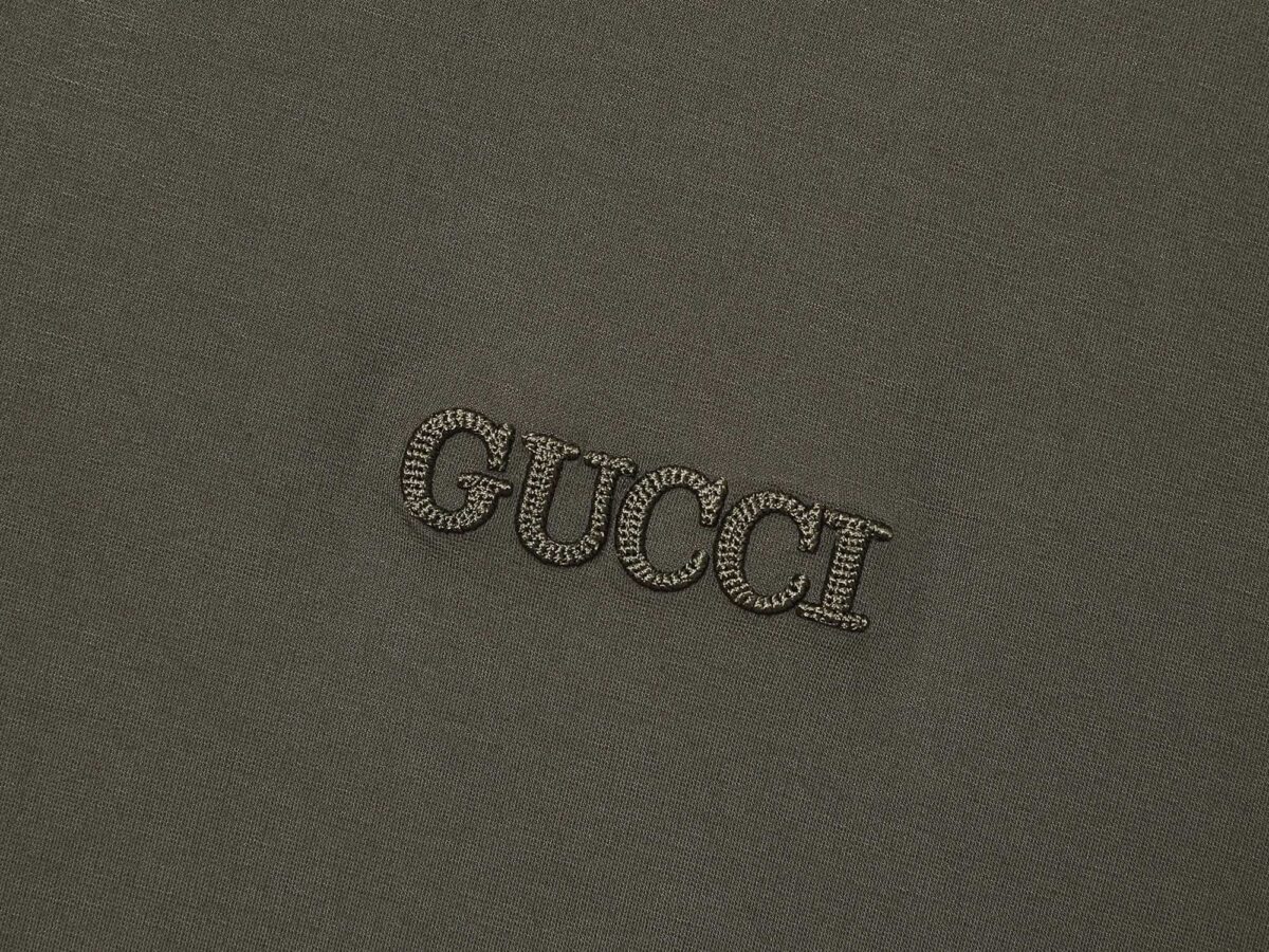 P75 🌸 古驰Gucci（7色可选） 专柜经典爆款 采用天丝棉面料 圆领短袖 简约设计，肌理感强，冰丝面料透气凉爽，修身剪裁利落，商务休闲都适配，高级耐看。 尺码：M，L，xL，XXL码 （身高173体重150 穿L码）