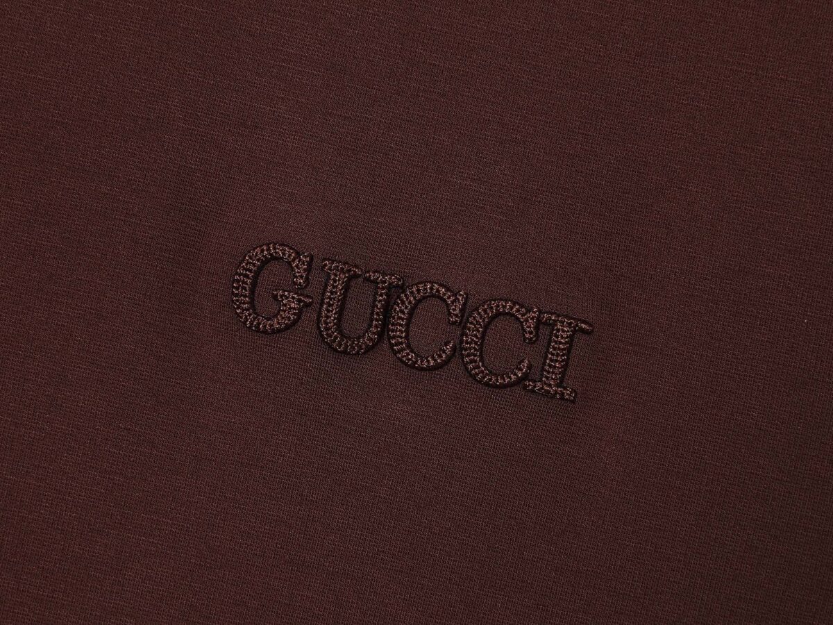 P75 🌸 古驰Gucci（7色可选） 专柜经典爆款 采用天丝棉面料 圆领短袖 简约设计，肌理感强，冰丝面料透气凉爽，修身剪裁利落，商务休闲都适配，高级耐看。 尺码：M，L，xL，XXL码 （身高173体重150 穿L码）