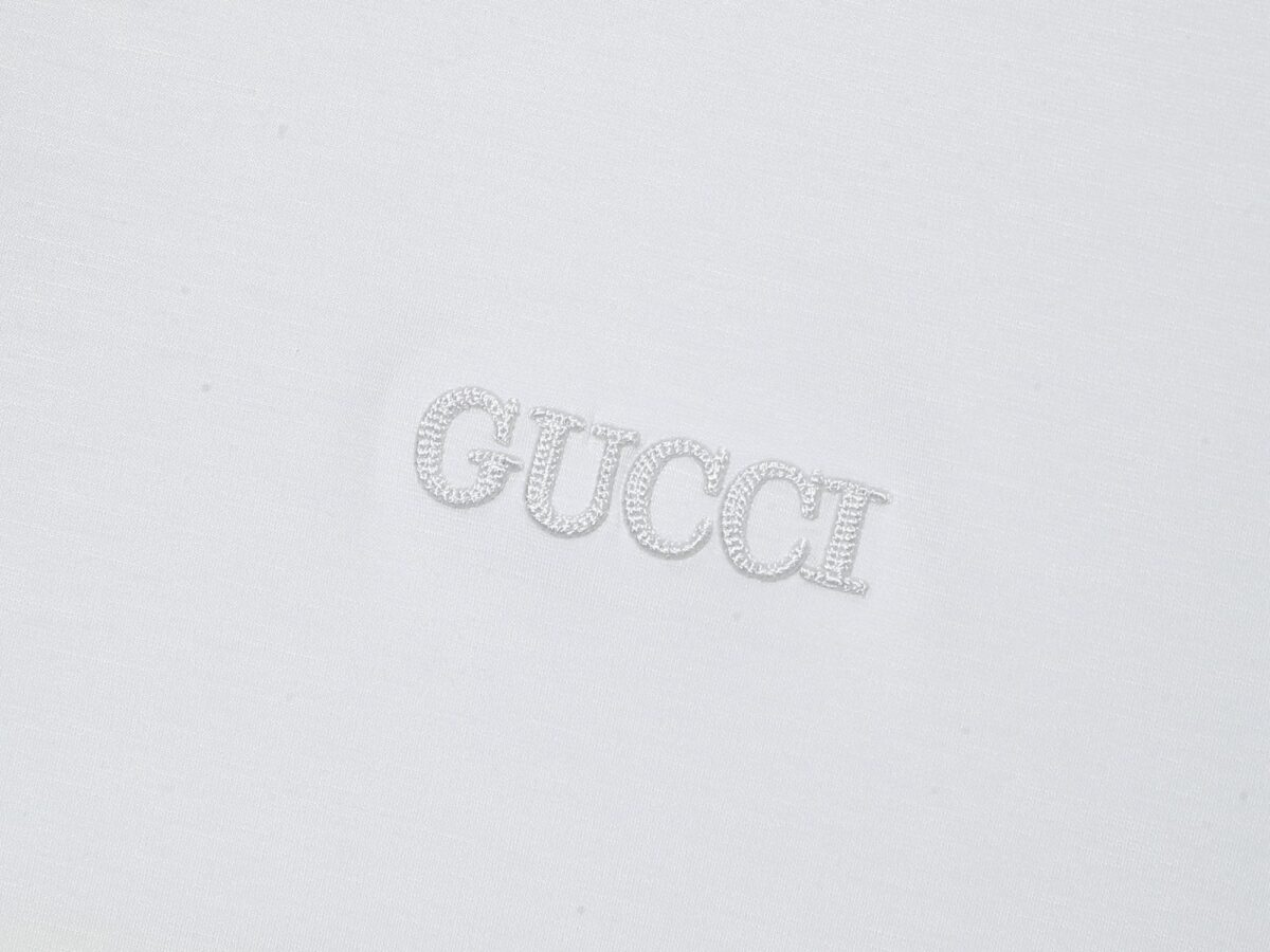 P75 🌸 古驰Gucci（7色可选） 专柜经典爆款 采用天丝棉面料 圆领短袖 简约设计，肌理感强，冰丝面料透气凉爽，修身剪裁利落，商务休闲都适配，高级耐看。 尺码：M，L，xL，XXL码 （身高173体重150 穿L码）