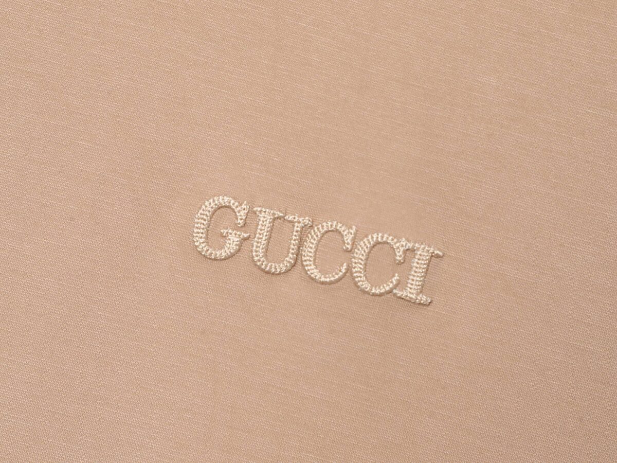 P75 🌸 古驰Gucci（7色可选） 专柜经典爆款 采用天丝棉面料 圆领短袖 简约设计，肌理感强，冰丝面料透气凉爽，修身剪裁利落，商务休闲都适配，高级耐看。 尺码：M，L，xL，XXL码 （身高173体重150 穿L码）