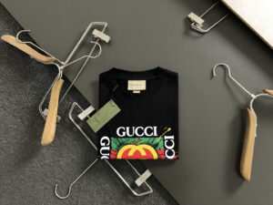 P75 GUCC*卡码拍小M-xxxl 2026春夏短袖，以色彩印花为主调，巧妙融入专柜元素，打破传统短袖的单调感，彰显个性与不羁。立体剪裁贴合身形，设计利落有型，轻松拉长腿部线条，打造随性洒脱的休闲风格。优质面料舒适保暖，兼具保温性与舒适感，适合日常出街或轻户外场景。细节后背三角提花点缀，增添时尚质感，无论是搭配T恤牛仔裤的休闲look，还是叠的混搭风，都能轻松驾驭，是春夏过渡季不可或缺的时尚单品。 现货颜色 黑色 白色