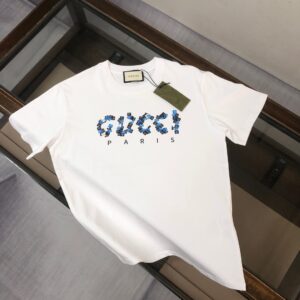 P75 🍃GUCCI 古驰 26SS新款男士圆领短袖 情侣T恤 春夏新品 高品质 🔥🔥时尚百搭潮款 定制进口面料 ！立体字母logo采用撞色工艺！穿着舒适 透气 时尚不失个性 上身休闲随性 帅气有型 彰显大牌气质。三标齐全！！ 颜色：黑色 白色 尺码：M-XXXL