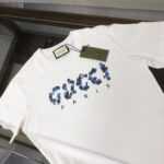 P75 🍃GUCCI 古驰 26SS新款男士圆领短袖 情侣T恤 春夏新品 高品质 🔥🔥时尚百搭潮款 定制进口面料 ！立体字母logo采用撞色工艺！穿着舒适 透气 时尚不失个性 上身休闲随性 帅气有型 彰显大牌气质。三标齐全！！ 颜色：黑色 白色 尺码：M-XXXL