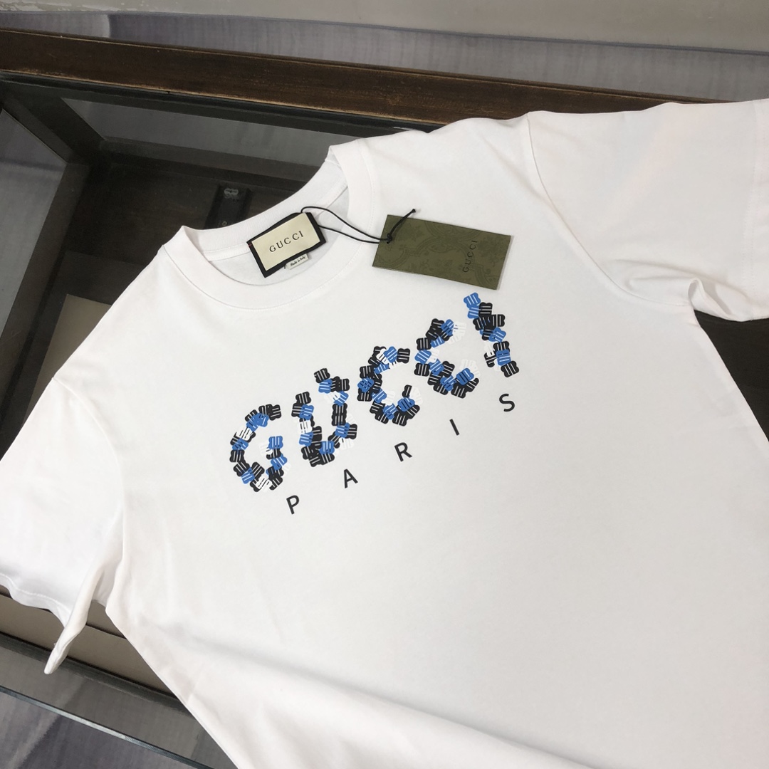 P75 🍃GUCCI 古驰 26SS新款男士圆领短袖 情侣T恤 春夏新品 高品质 🔥🔥时尚百搭潮款 定制进口面料 ！立体字母logo采用撞色工艺！穿着舒适 透气 时尚不失个性 上身休闲随性 帅气有型 彰显大牌气质。三标齐全！！ 颜色：黑色 白色 尺码：M-XXXL