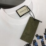 P75 🍃GUCCI 古驰 26SS新款男士圆领短袖 情侣T恤 春夏新品 高品质 🔥🔥时尚百搭潮款 定制进口面料 ！立体字母logo采用撞色工艺！穿着舒适 透气 时尚不失个性 上身休闲随性 帅气有型 彰显大牌气质。三标齐全！！ 颜色：黑色 白色 尺码：M-XXXL