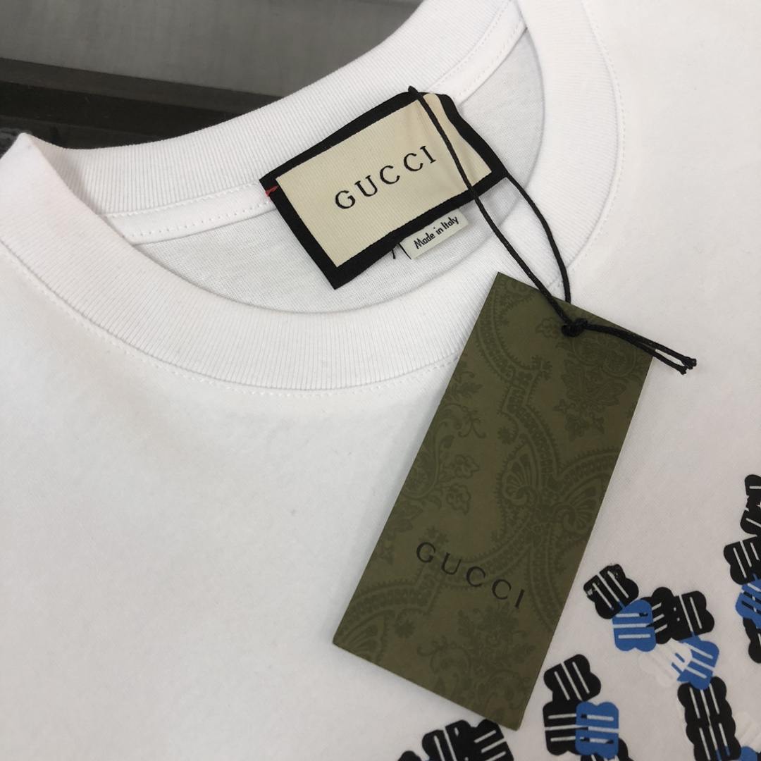 P75 🍃GUCCI 古驰 26SS新款男士圆领短袖 情侣T恤 春夏新品 高品质 🔥🔥时尚百搭潮款 定制进口面料 ！立体字母logo采用撞色工艺！穿着舒适 透气 时尚不失个性 上身休闲随性 帅气有型 彰显大牌气质。三标齐全！！ 颜色：黑色 白色 尺码：M-XXXL