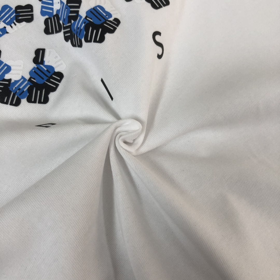 P75 🍃GUCCI 古驰 26SS新款男士圆领短袖 情侣T恤 春夏新品 高品质 🔥🔥时尚百搭潮款 定制进口面料 ！立体字母logo采用撞色工艺！穿着舒适 透气 时尚不失个性 上身休闲随性 帅气有型 彰显大牌气质。三标齐全！！ 颜色：黑色 白色 尺码：M-XXXL