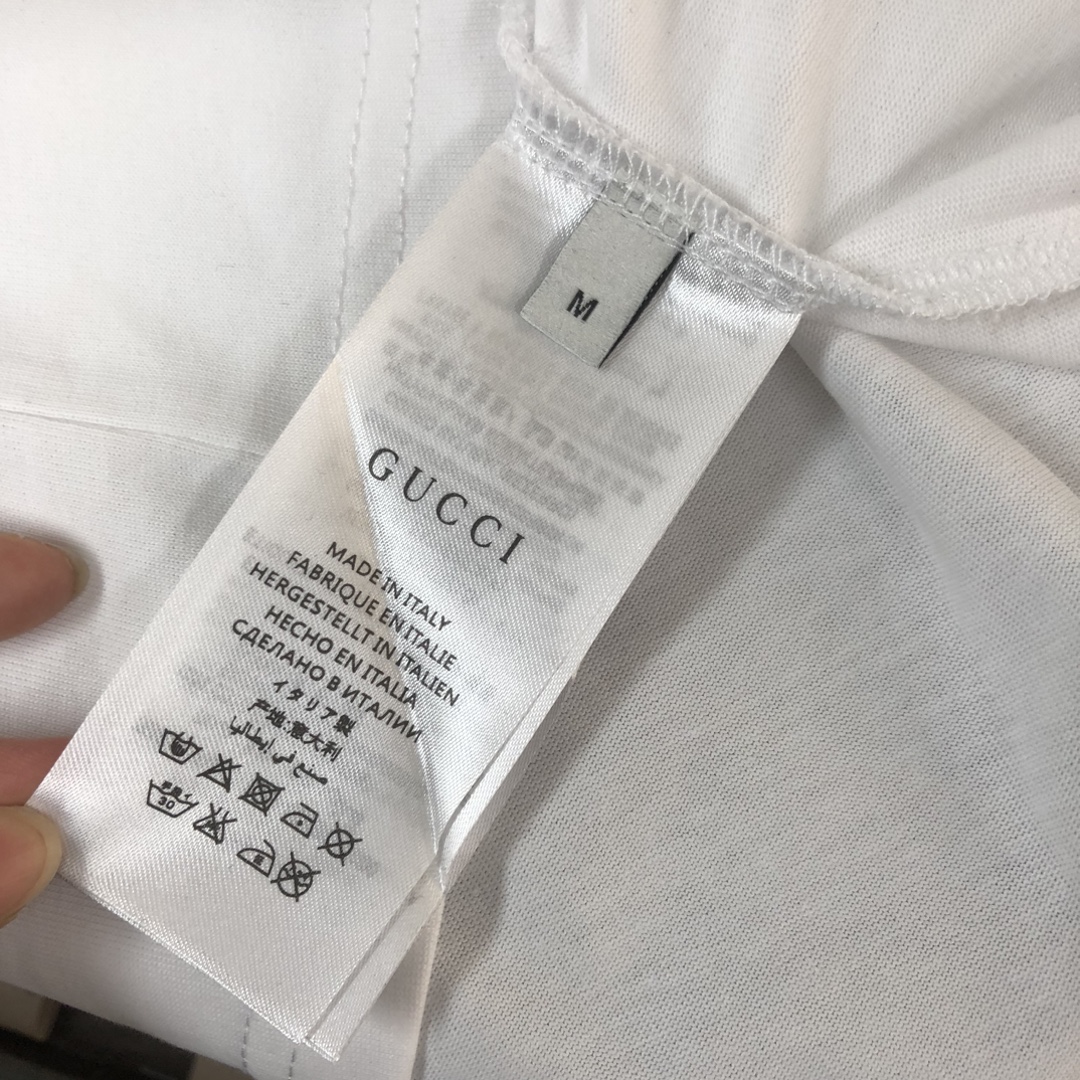 P75 🍃GUCCI 古驰 26SS新款男士圆领短袖 情侣T恤 春夏新品 高品质 🔥🔥时尚百搭潮款 定制进口面料 ！立体字母logo采用撞色工艺！穿着舒适 透气 时尚不失个性 上身休闲随性 帅气有型 彰显大牌气质。三标齐全！！ 颜色：黑色 白色 尺码：M-XXXL