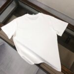 P75 🍃GUCCI 古驰 26SS新款男士圆领短袖 情侣T恤 春夏新品 高品质 🔥🔥时尚百搭潮款 定制进口面料 ！立体字母logo采用撞色工艺！穿着舒适 透气 时尚不失个性 上身休闲随性 帅气有型 彰显大牌气质。三标齐全！！ 颜色：黑色 白色 尺码：M-XXXL