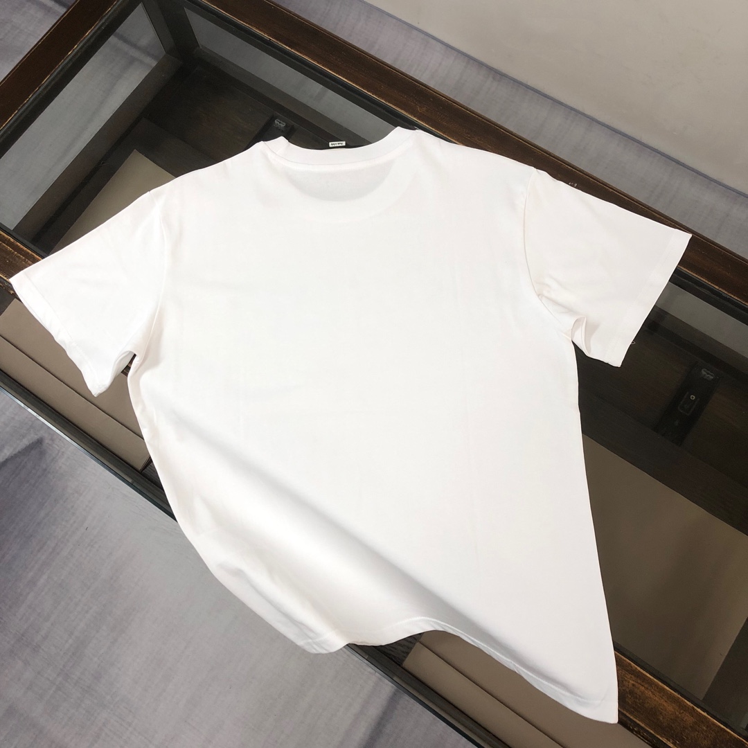 P75 🍃GUCCI 古驰 26SS新款男士圆领短袖 情侣T恤 春夏新品 高品质 🔥🔥时尚百搭潮款 定制进口面料 ！立体字母logo采用撞色工艺！穿着舒适 透气 时尚不失个性 上身休闲随性 帅气有型 彰显大牌气质。三标齐全！！ 颜色：黑色 白色 尺码：M-XXXL