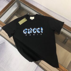 P75 🍃GUCCI 古驰 26SS新款男士圆领短袖 情侣T恤 春夏新品 高品质 🔥🔥时尚百搭潮款 定制进口面料 ！立体字母logo采用撞色工艺！穿着舒适 透气 时尚不失个性 上身休闲随性 帅气有型 彰显大牌气质。三标齐全！！ 颜色：黑色 白色 尺码：M-XXXL