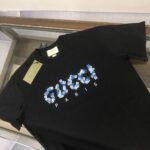 P75 🍃GUCCI 古驰 26SS新款男士圆领短袖 情侣T恤 春夏新品 高品质 🔥🔥时尚百搭潮款 定制进口面料 ！立体字母logo采用撞色工艺！穿着舒适 透气 时尚不失个性 上身休闲随性 帅气有型 彰显大牌气质。三标齐全！！ 颜色：黑色 白色 尺码：M-XXXL