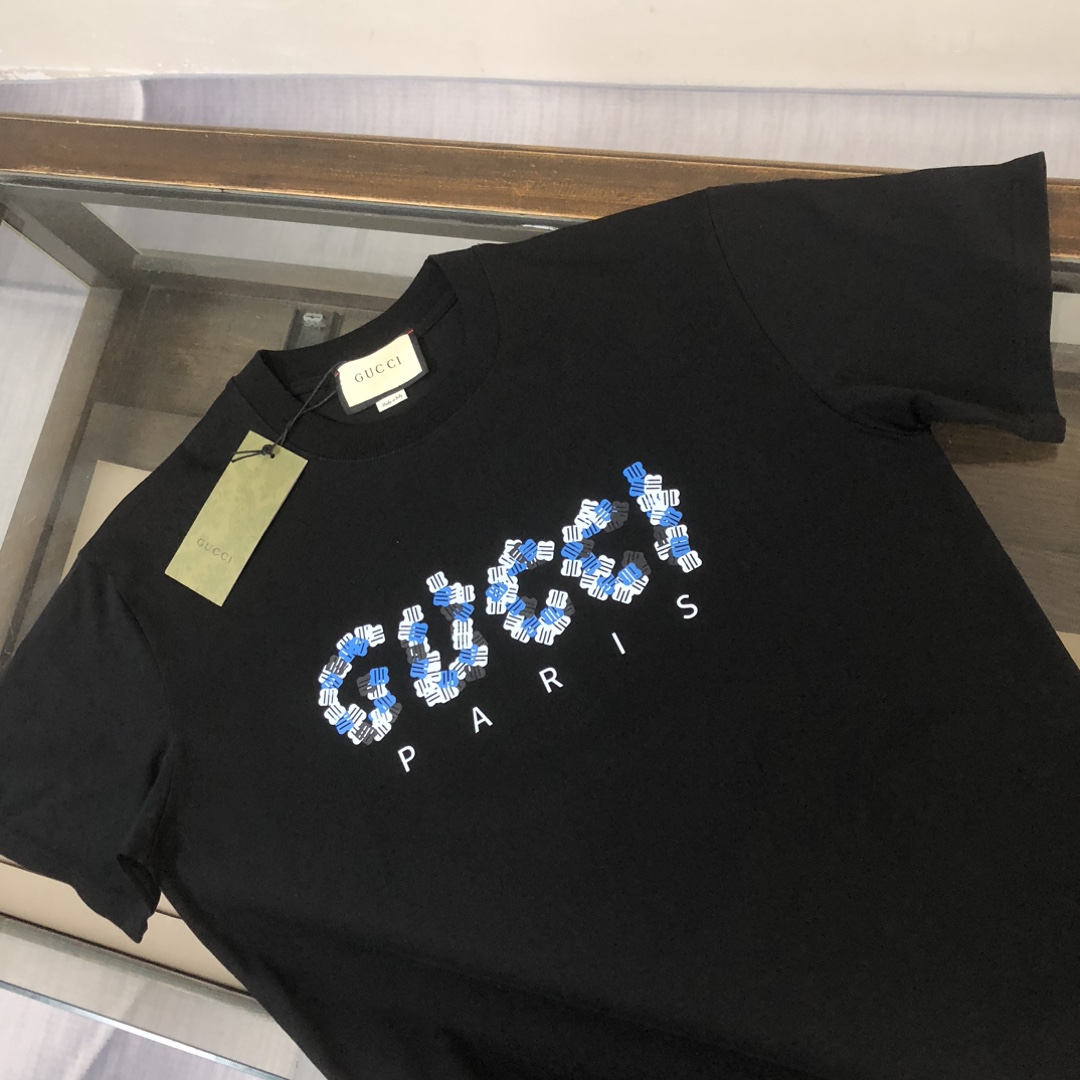 P75 🍃GUCCI 古驰 26SS新款男士圆领短袖 情侣T恤 春夏新品 高品质 🔥🔥时尚百搭潮款 定制进口面料 ！立体字母logo采用撞色工艺！穿着舒适 透气 时尚不失个性 上身休闲随性 帅气有型 彰显大牌气质。三标齐全！！ 颜色：黑色 白色 尺码：M-XXXL